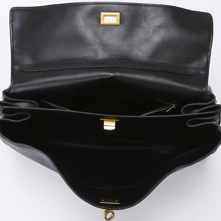Gros plan sur la fermeture éclair du sac cabas femme noir, garantissant sécurité et style élégant.