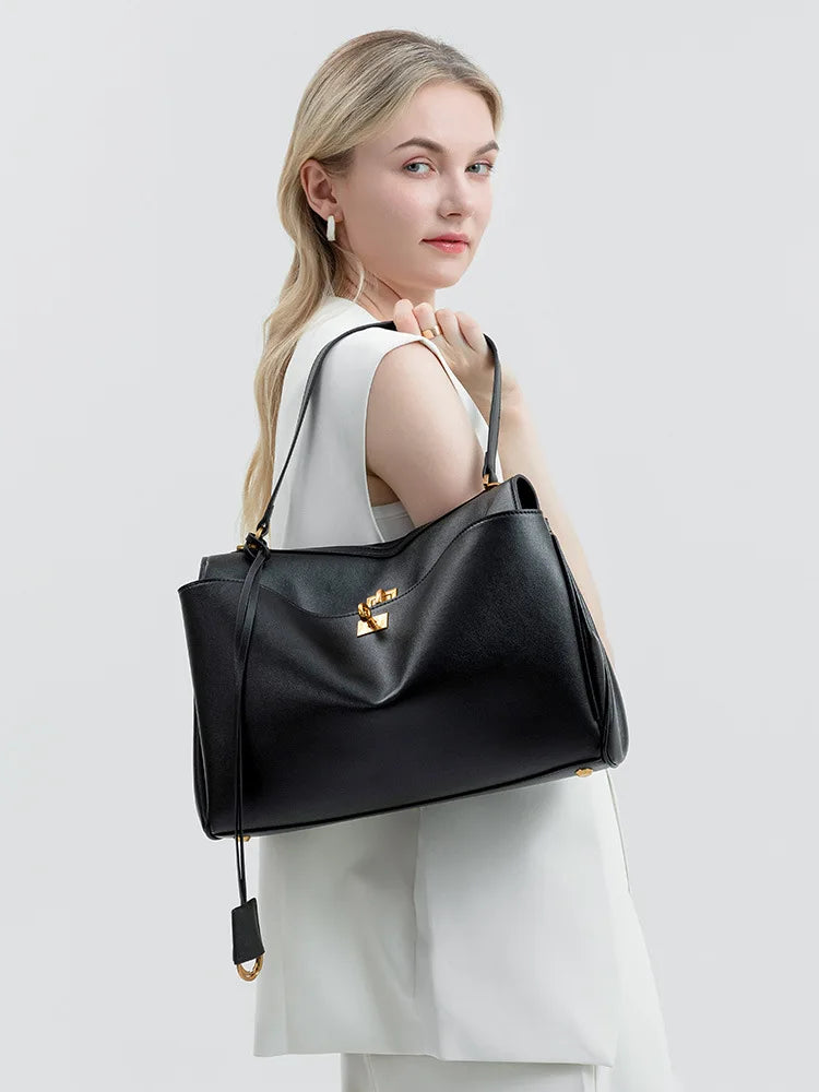 Sac cabas fonctionnel en éco-cuir noir, ouvert. Révèle son espace généreux pour les essentiels quotidiens.