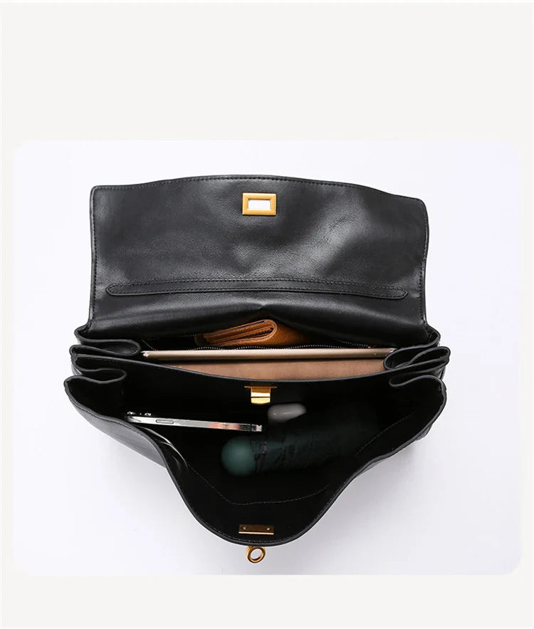 Bandoulière ajustable du sac cabas femme noir, offrant un confort optimal et un style élégant.