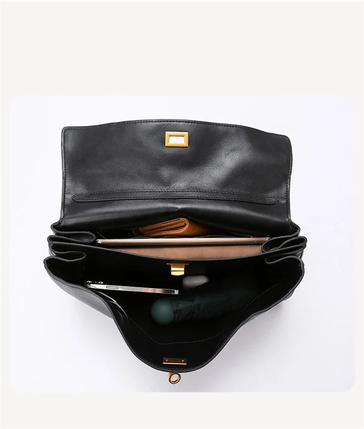 Bandoulière ajustable du sac cabas femme noir, offrant un confort optimal et un style élégant.
