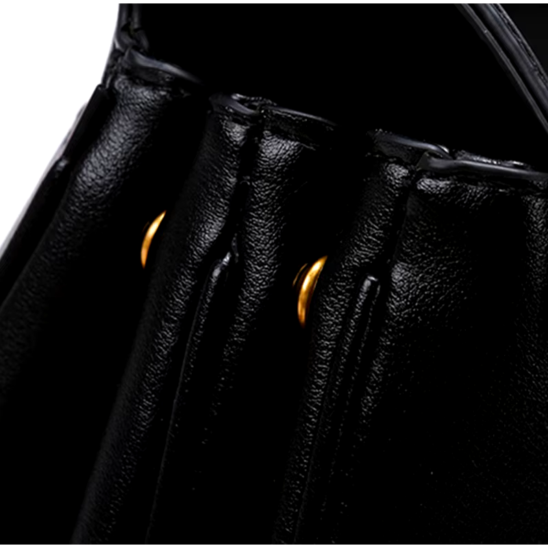 Élégant sac cabas femme en éco-cuir noir, vue d'angle. Accessoire mode indispensable, fonctionnel.