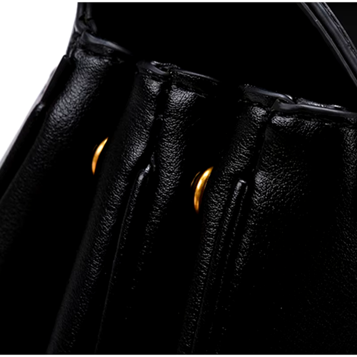 Élégant sac cabas femme en éco-cuir noir, vue d'angle. Accessoire mode indispensable, fonctionnel.