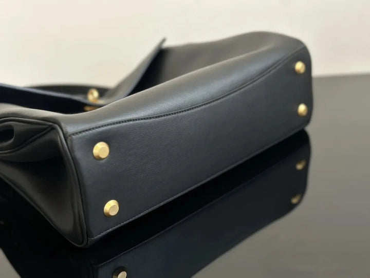 Sac cabas noir pour femme, mettant en avant le matériau éco-cuir de haute qualité. Chic et durable.