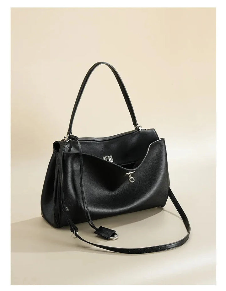 Design raffiné du sac cabas femme noir, avec coutures précises. Parfait pour un style élégant quotidien.