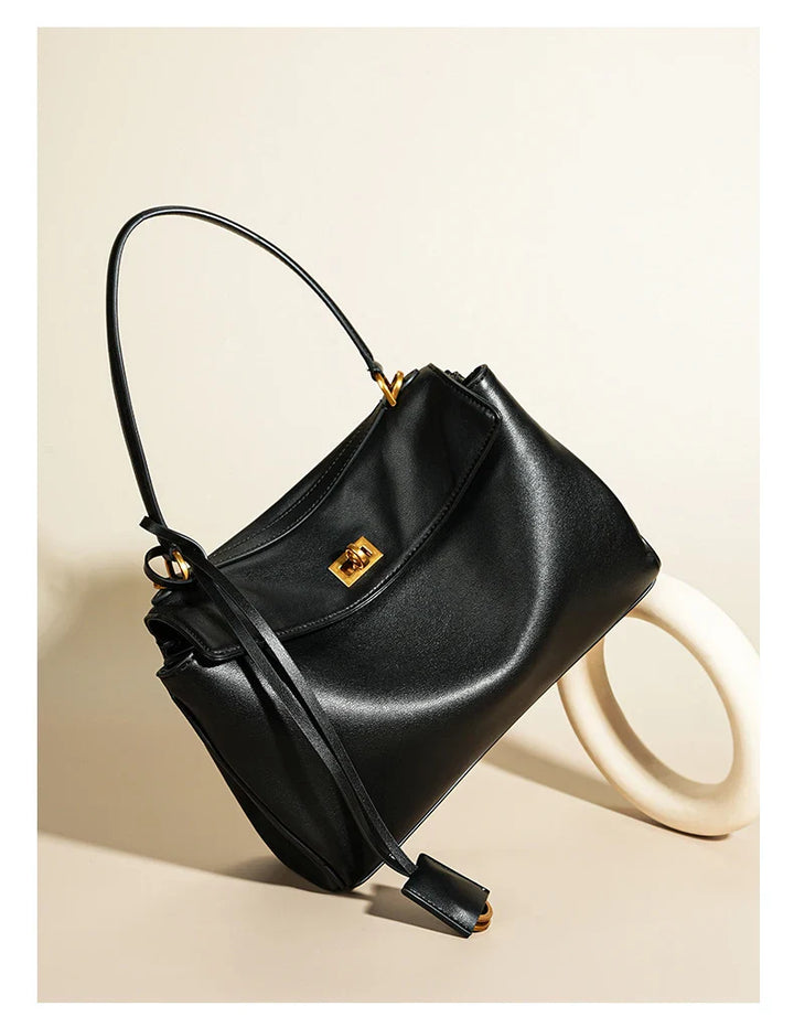 Sac cabas noir, accessoire de mode intemporel pour femme. Fonctionnel et chic pour le travail ou les loisirs.