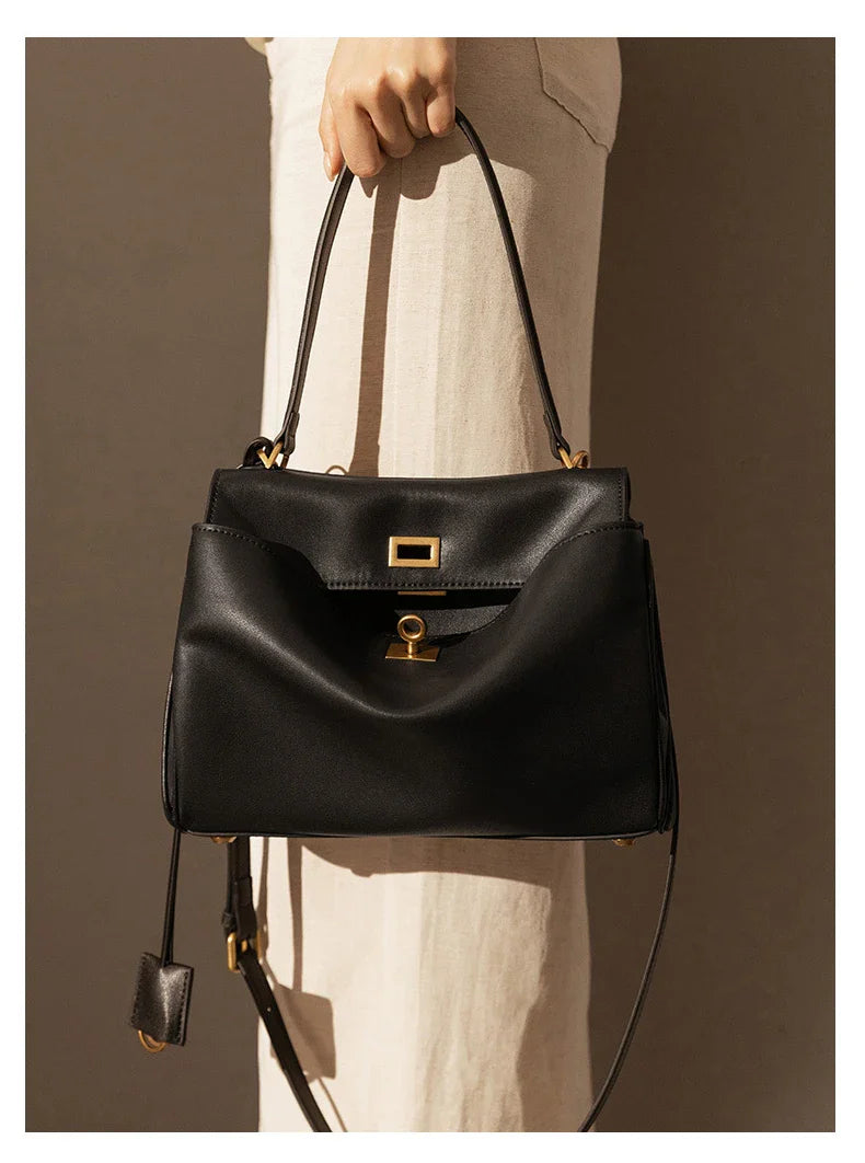 Vue plongeante sur le sac cabas femme noir en éco-cuir, révélant sa forme élégante et son espace.