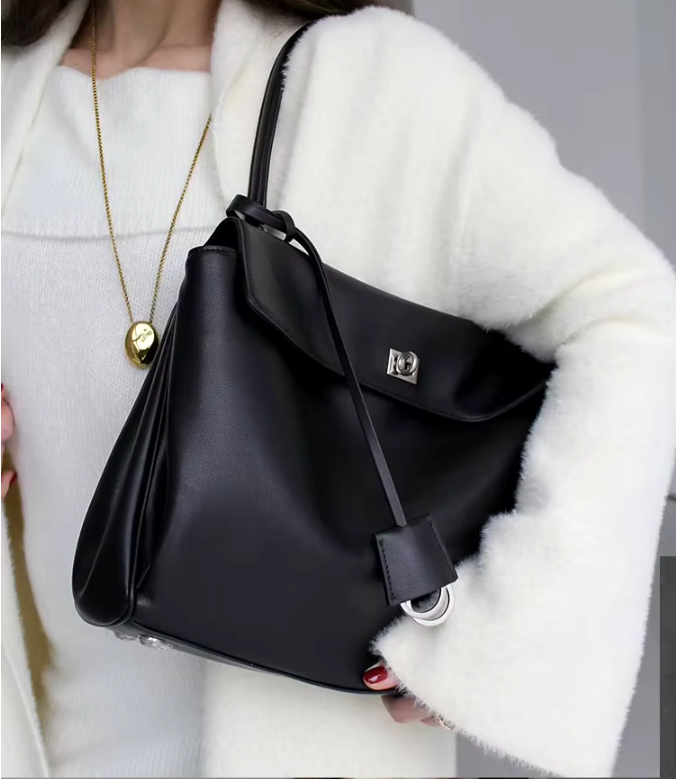 Cabas noir chic pour femme, design moderne en éco-cuir. Idéal pour la mode et le quotidien.