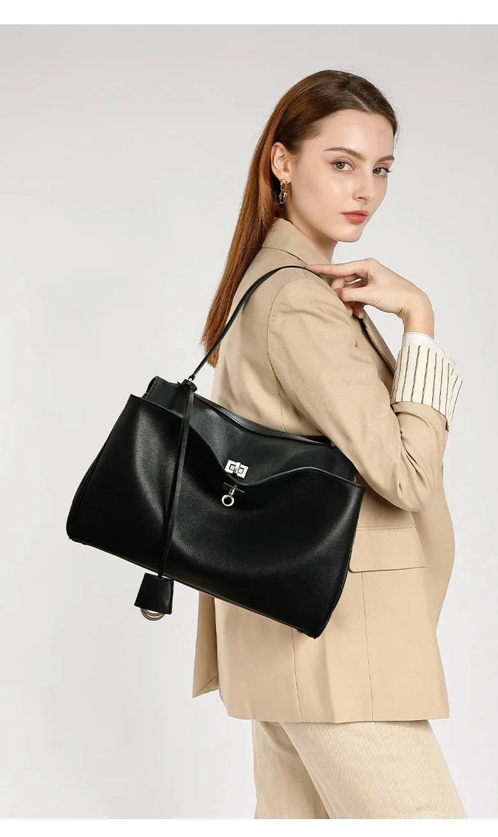 Élégant sac cabas femme en éco-cuir noir, avec bandoulière amovible. Style raffiné et fonctionnel.