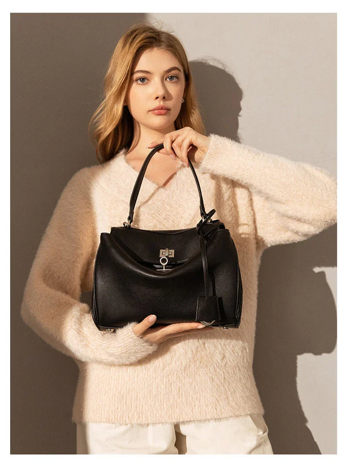 Sac cabas noir mode femme, fabriqué en éco-cuir. Accessoire chic et polyvalent pour le quotidien.
