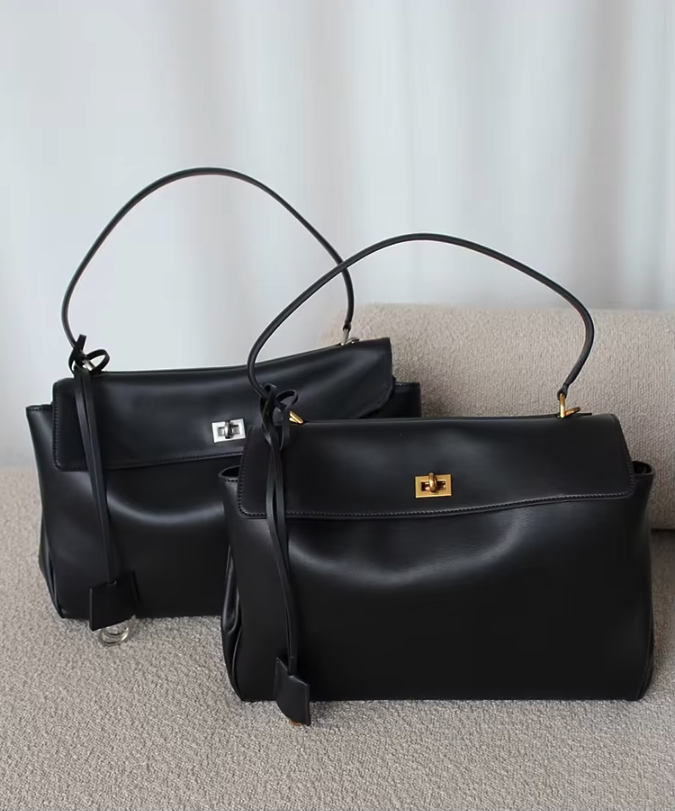 Détail du sac cabas femme noir en éco-cuir, mettant en valeur sa texture élégante et sa finition.