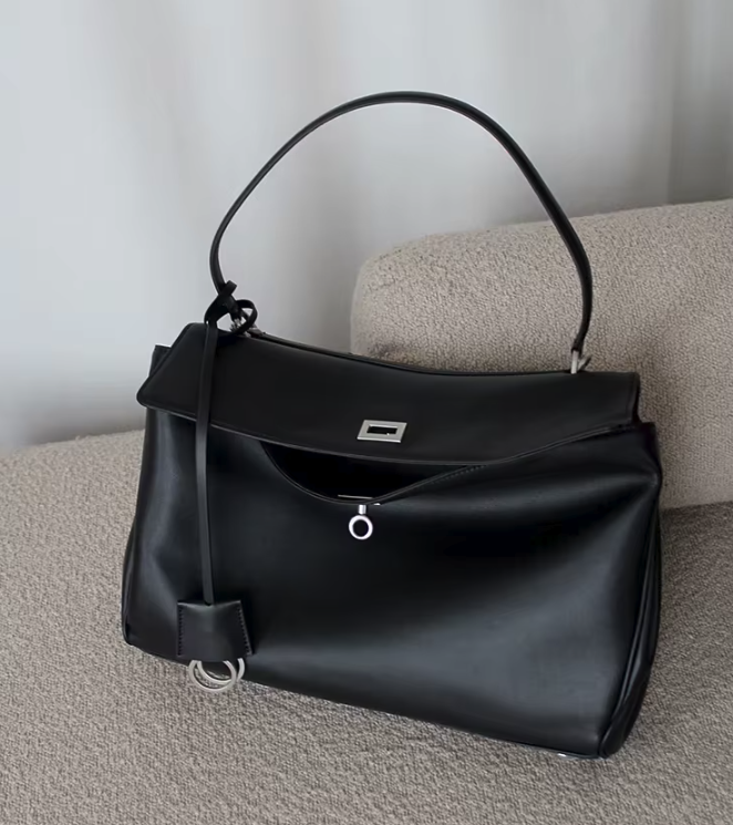 Intérieur fonctionnel du sac cabas femme noir, avec compartiments pratiques pour organiser vos affaires.