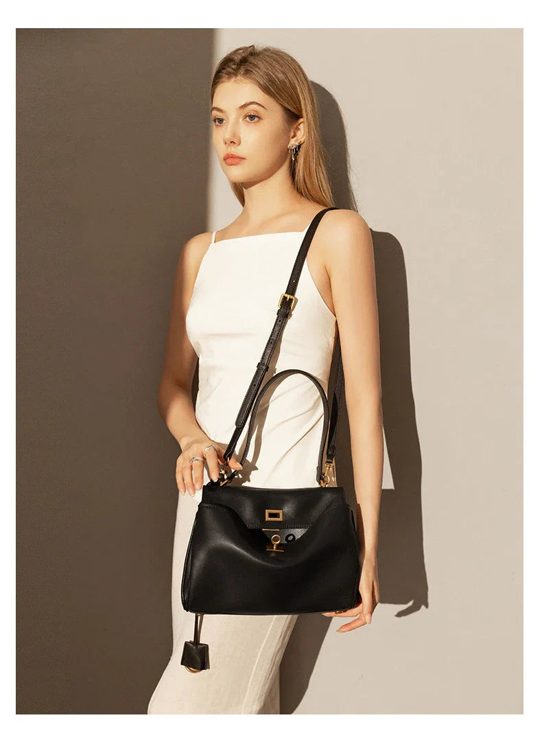 Sac cabas femme noir porté, affichant son style élégant et sa bandoulière confortable. Idéal mode.
