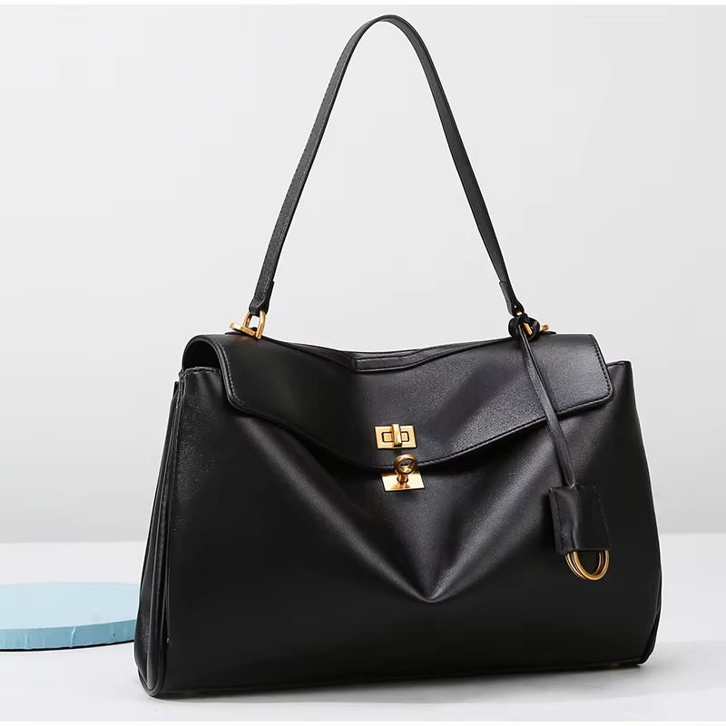 Vue de profil du sac cabas noir femme en éco-cuir, soulignant son design chic et sa silhouette raffinée.
