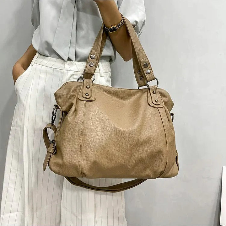 Sac fourre-tout marron foncé en cuir PU, avec poignées robustes, idéal pour une femme active ou étudiante.