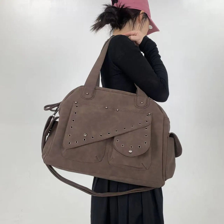 Grand sac cabas en suédine marron pour femmes, style fourre-tout élégant et pratique.