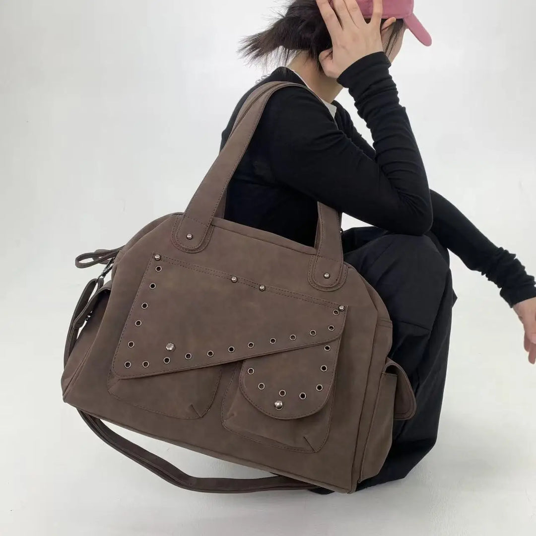 Sac fourre-tout élégant et pratique pour femmes, grand modèle cabas en suédine marron.