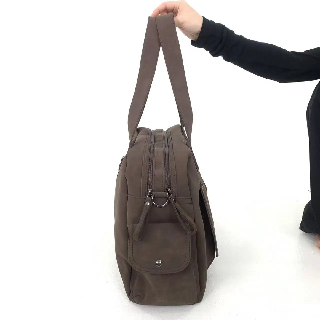 Grand sac cabas fourre-tout marron en suédine, élégant et fonctionnel pour femmes actives.