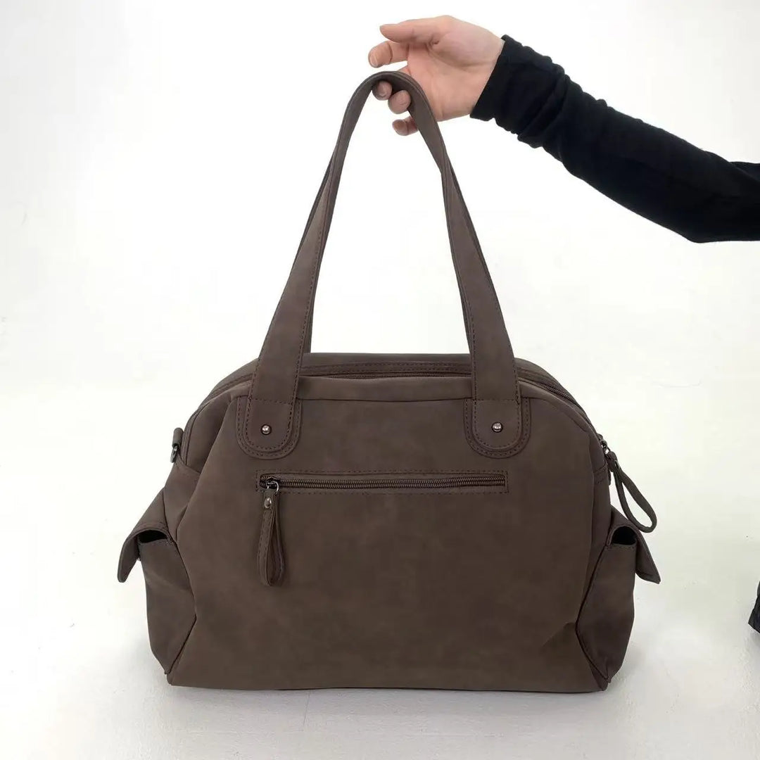 Sac cabas fourre-tout élégant en suédine marron pour femmes, un accessoire chic et pratique.