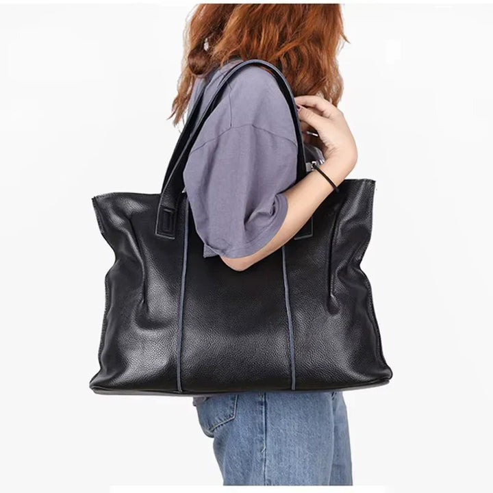 Sac cabas grand format en cuir souple camel avec fermeture zippée, idéal pour femme moderne et élégante.