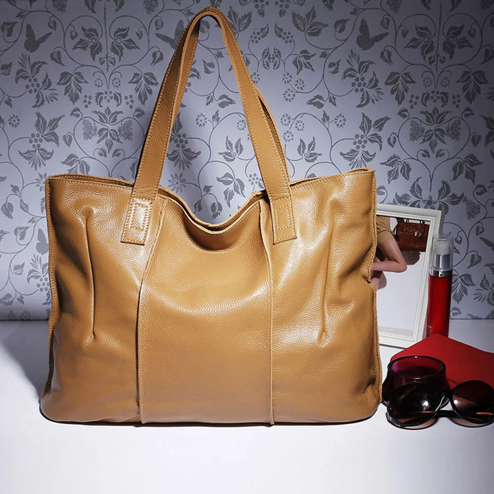 Sac cabas grand format en cuir souple camel avec fermeture zippée, idéal pour femme moderne et élégante.