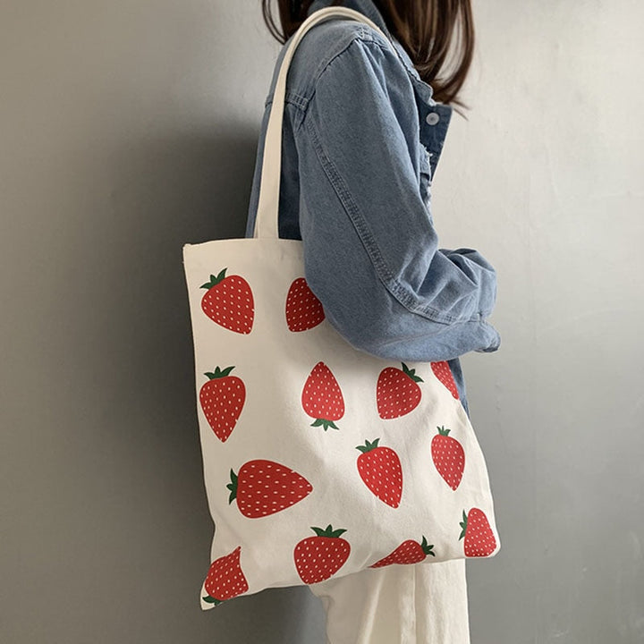 Élégant tote bag pour femme avec motif fraises coloré, accessoire mode pratique en toile pour toutes occasions.