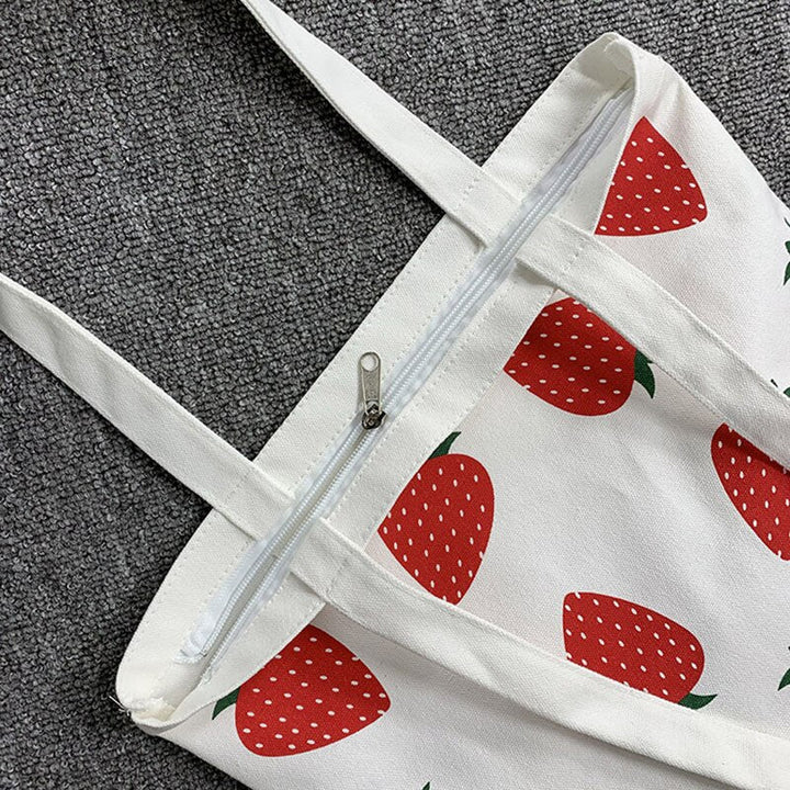 Grand sac fourre-tout imprimé fraise, en toile résistante. Sac pratique et stylé pour vos essentiels du quotidien.
