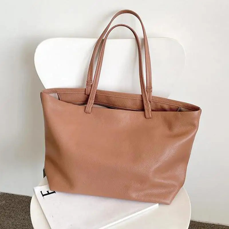Sac cabas élégant en cuir grainé noir pour femme, parfait pour le quotidien et la mode spureuse.