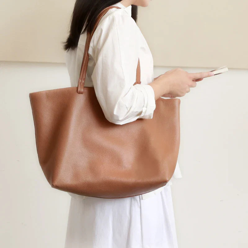 Sac cabas en cuir grainé camel pour femme, accessoire mode spacieux et élégant au quotidien.