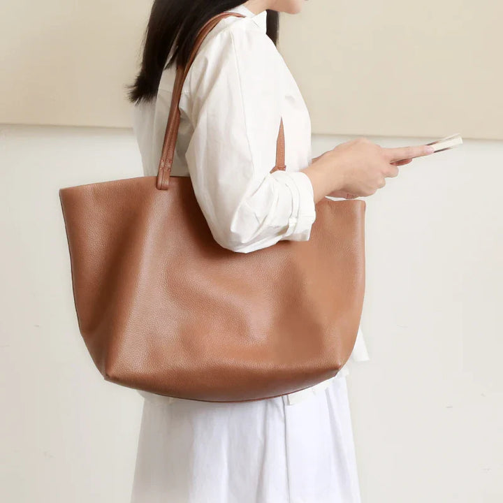 Sac cabas en cuir grainé camel pour femme, accessoire mode spacieux et élégant au quotidien.