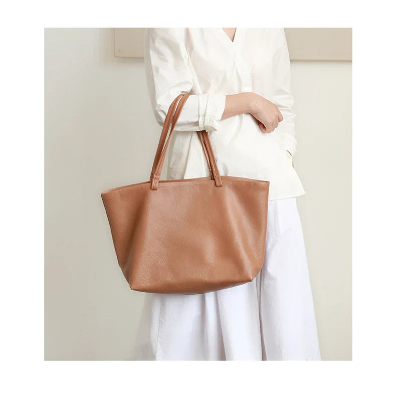 Sac cabas femme tendance en cuir grainé camel, idéal pour un look mode quotidien et élégant.