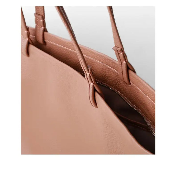 Sac cabas noir spacieux pour femme en cuir grainé, un indispensable élégant et spureux de la mode.
