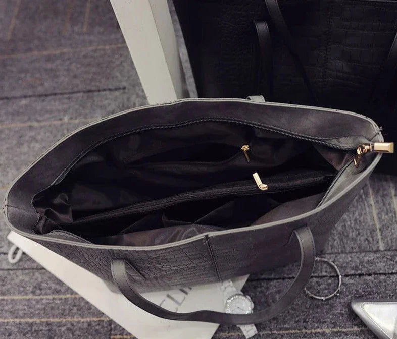 Détail du motif cuir vegan alligator sur sac cabas féminin, couleur noire chic