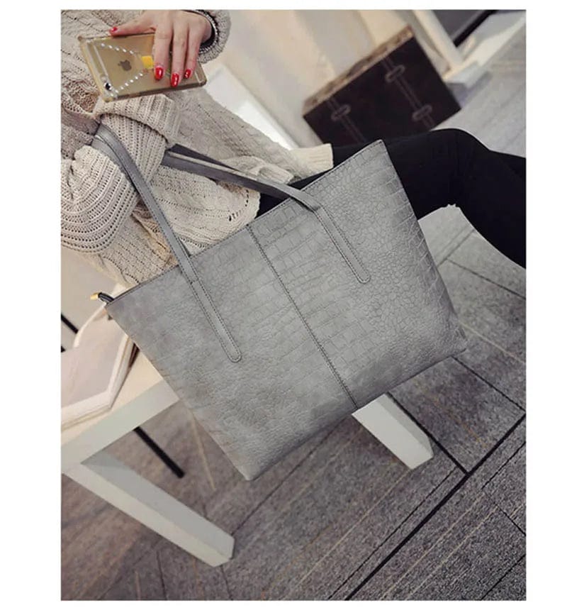 Sac cabas femme noir chic, porté épaule, avec anse robuste, idéal pour le quotidien