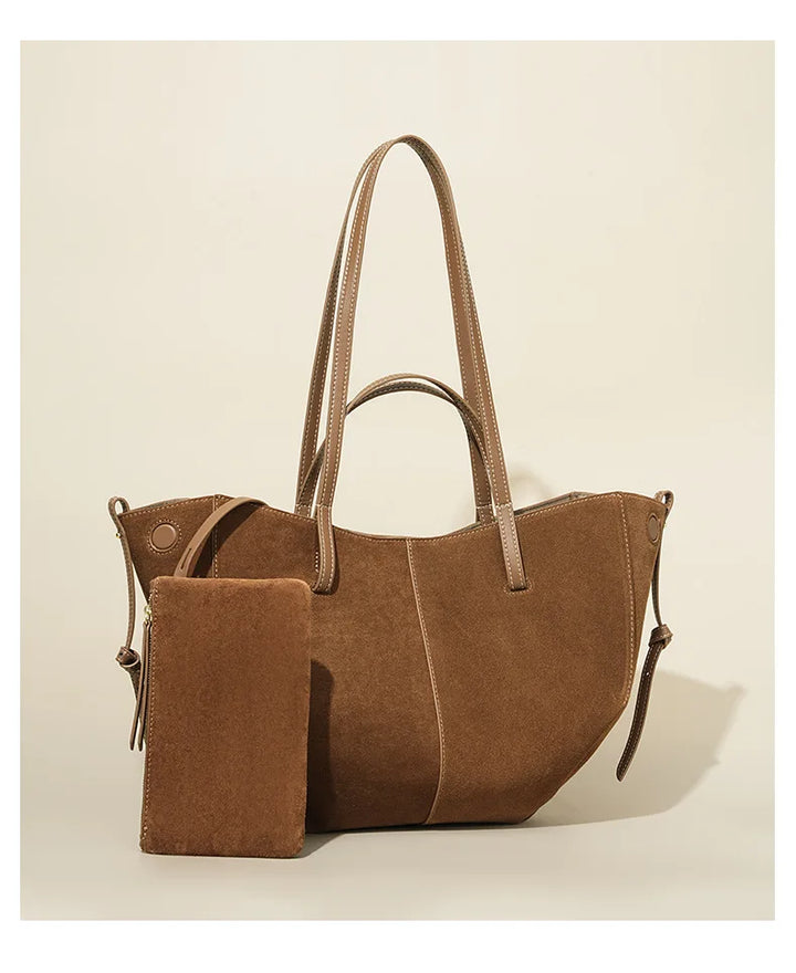 Sac cabas élégant en daim marron pour femmes, style chic et spacieux.