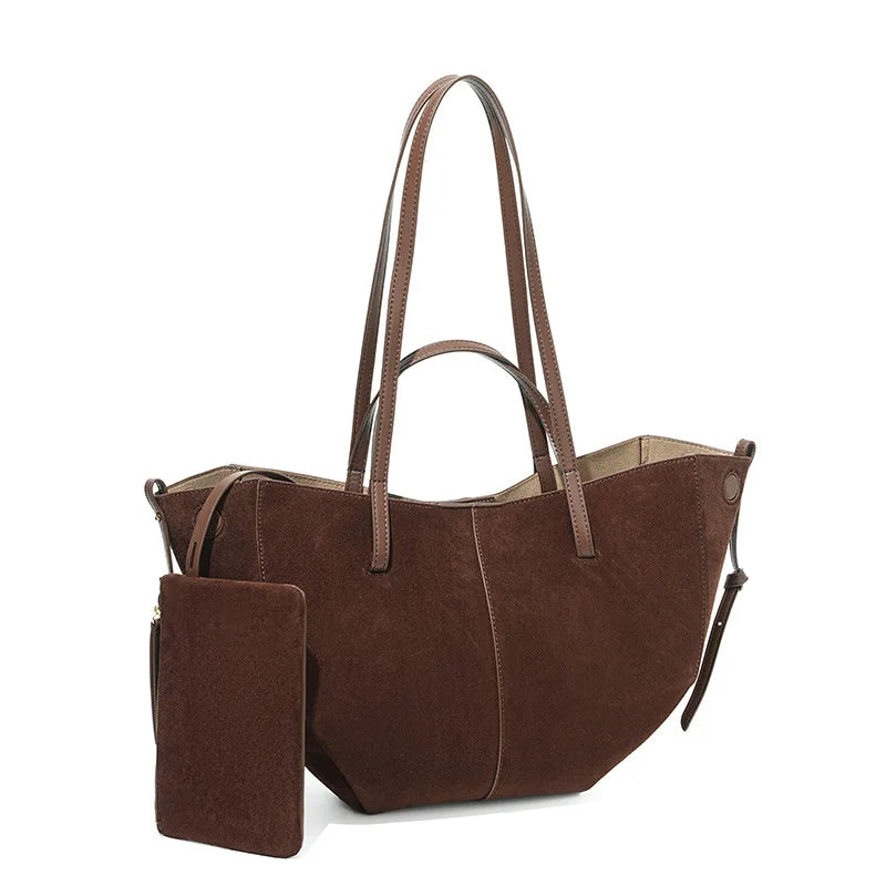 Détail du fermoir du sac cabas en daim marron, sac à main chic et intemporel pour femme.