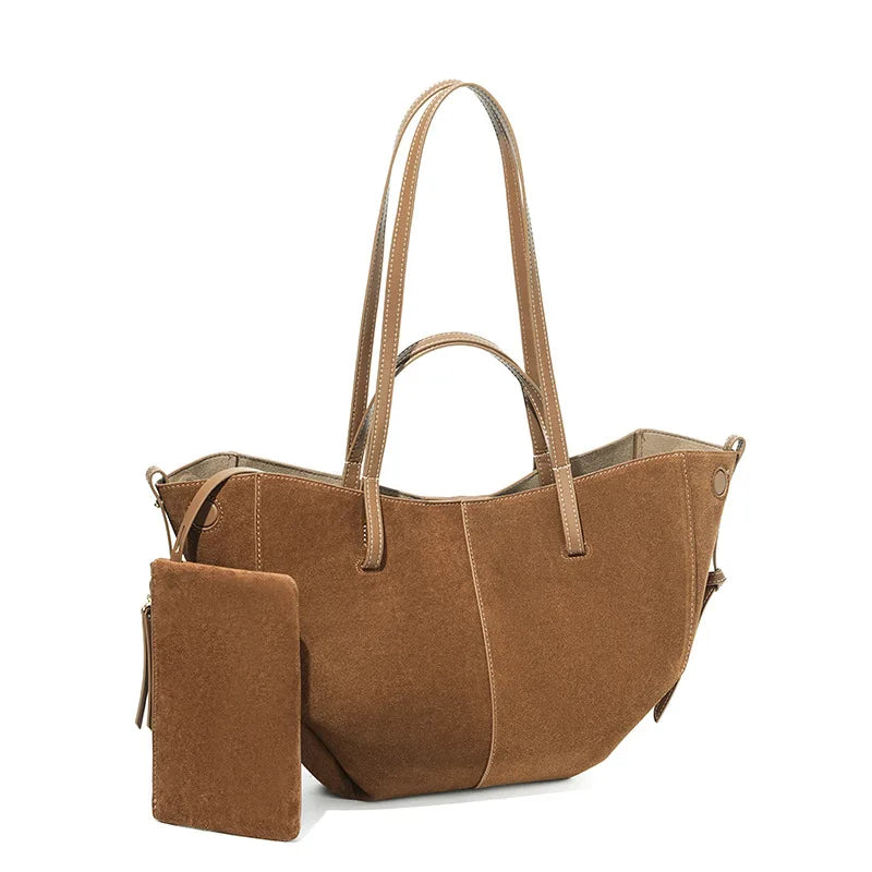Sac cabas en daim marron vu de profil, sac à main élégant et spacieux pour la mode féminine.