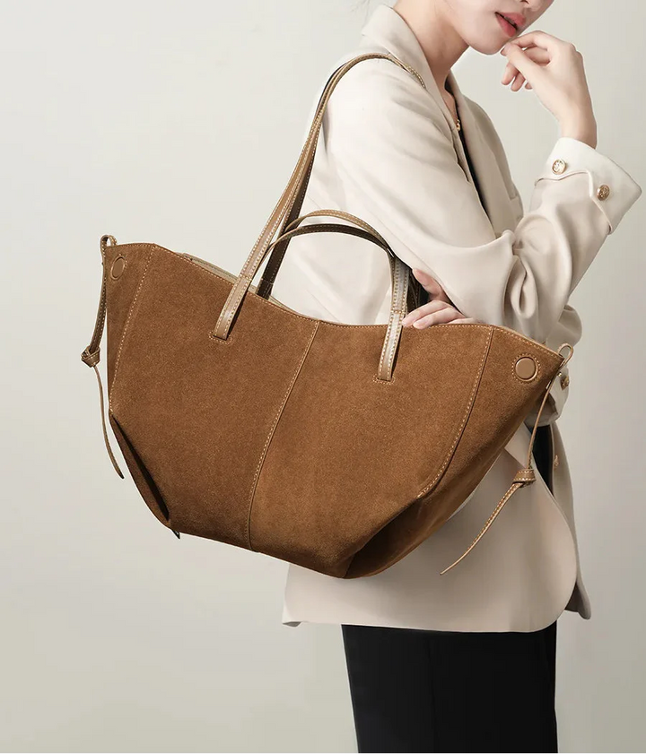 Grand sac à main cabas en daim marron, design moderne pour femme élégante.