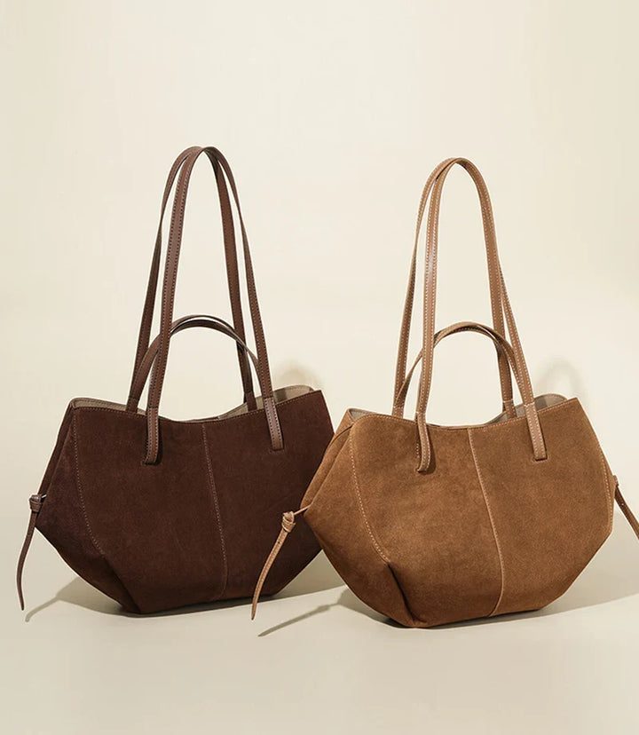Sac cabas en cuir de daim marron, accessoire de mode spacieux et chic pour femmes.