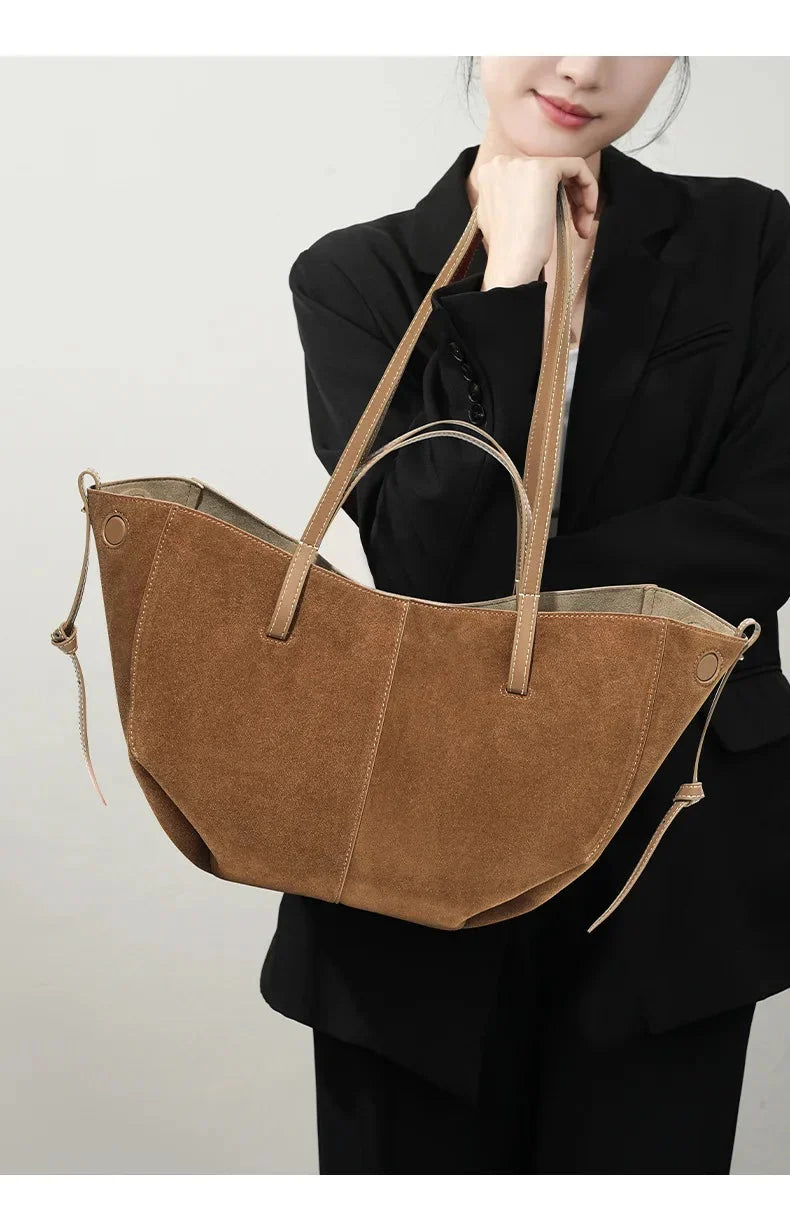 Texture raffinée du sac cabas en daim marron, design élégant pour femme moderne.