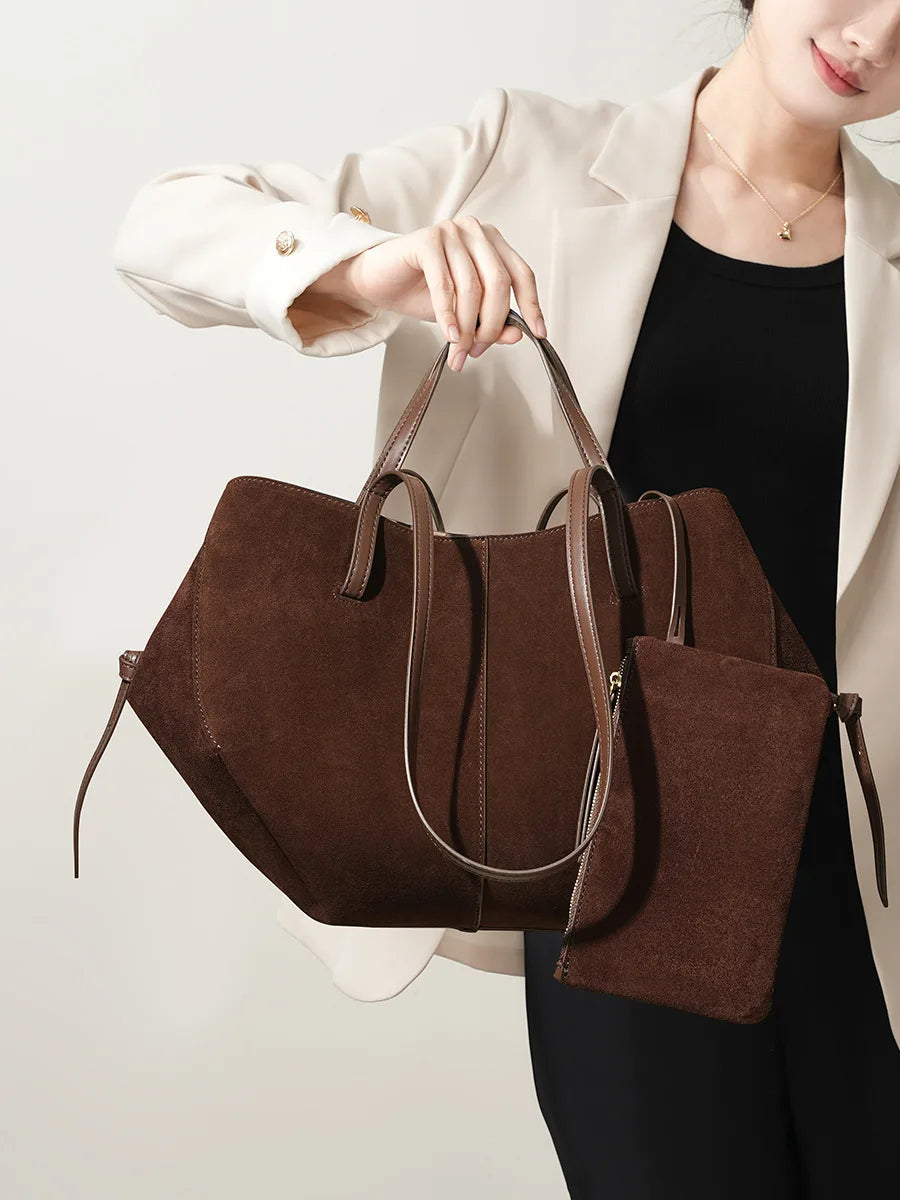 Anses robustes du sac cabas en daim marron, sac à main spacieux et tendance pour femmes.