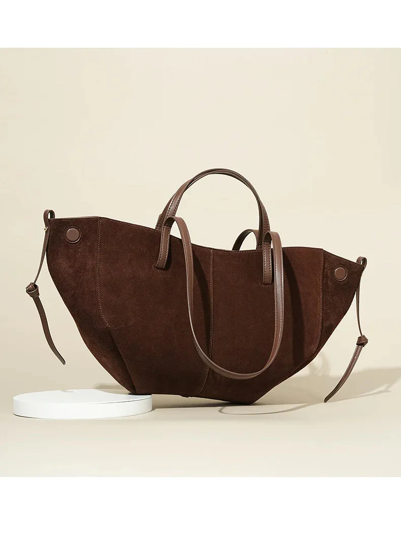 Sac cabas spacieux en daim marron, parfait pour les femmes actives et organisées.