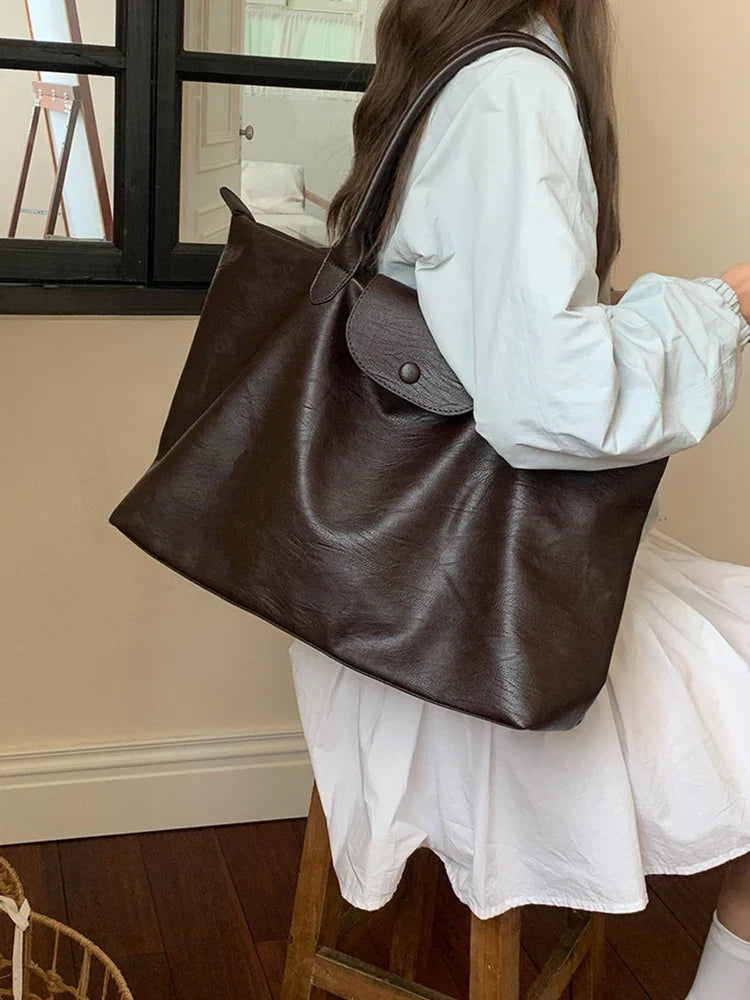 Sac cabas élégant en similicuir pour femme, idéal cours, travail. Grand sac à main pratique et organisé.