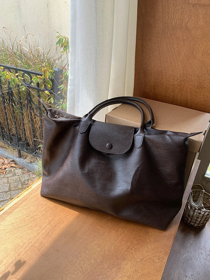 Grand sac cabas noir en similicuir pour femme, parfait université ou bureau. Style élégant et fonctionnel.