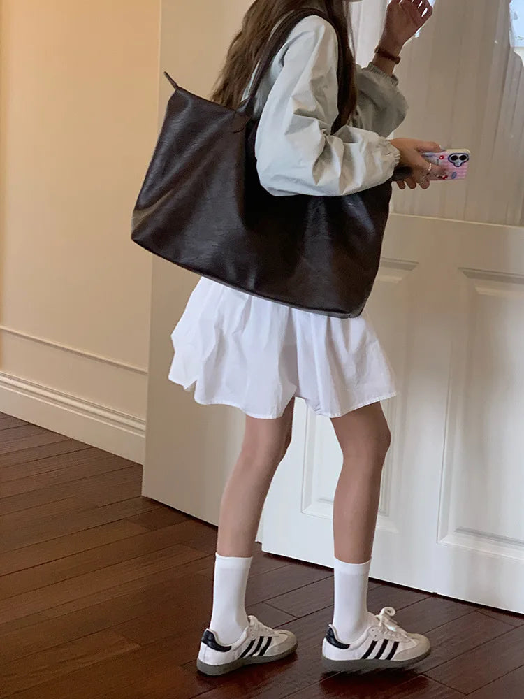 Sac cabas femme marron, grand et organisé. Idéal pour étudiante ou travail. Similicuir élégant et pratique.