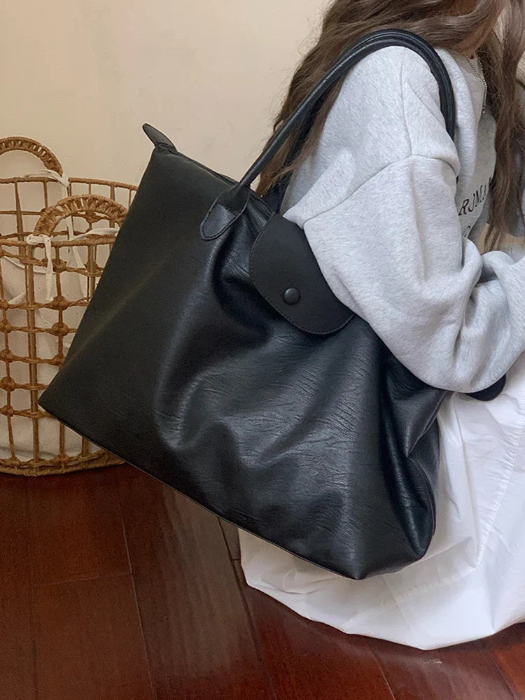 Sac à main cabas élégant en similicuir pour femme, accessoire mode polyvalent pour cours et travail.