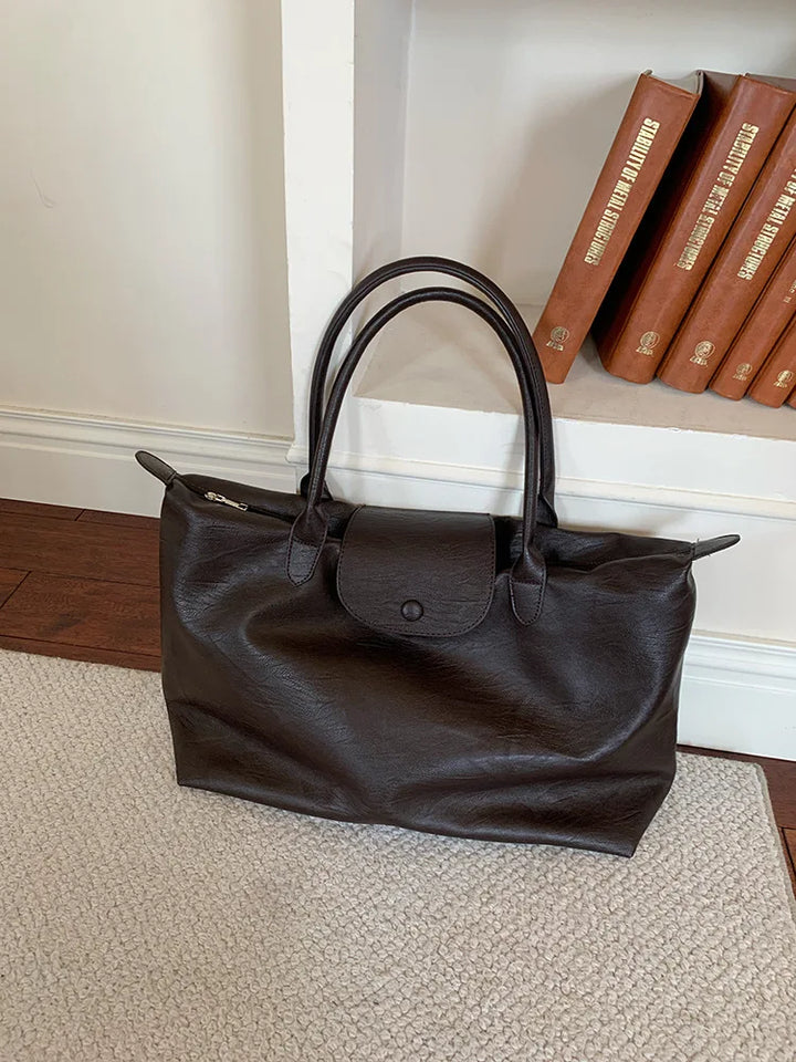 Sac cabas étudiante ou professionnelle, grand volume pour ordinateur et documents. Design élégant et robuste.
