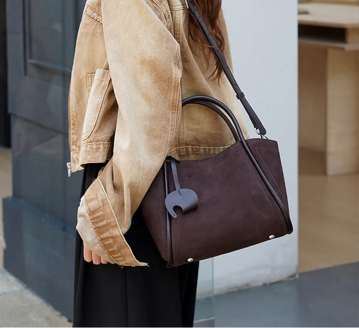 Sac cabas élégant femme en daim synthétique marron, parfait pour l'organisation quotidienne.