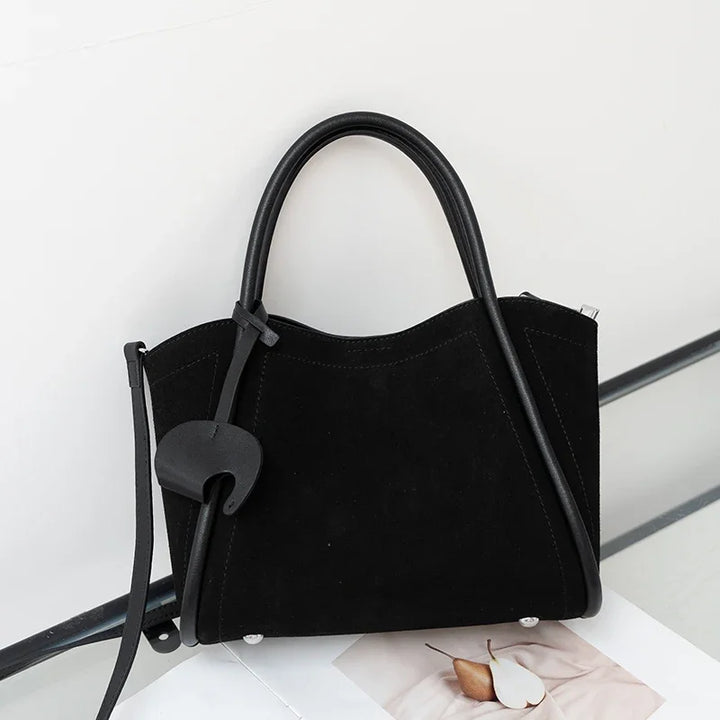 Collection de sacs cabas élégants : marron, noir, taupe, rouge foncé en daim synthétique.