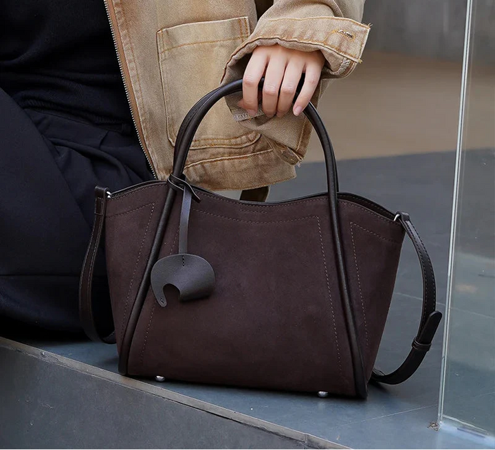 Sac à main cabas femme polyvalent en daim synthétique, chic pour la journée ou en bandoulière.