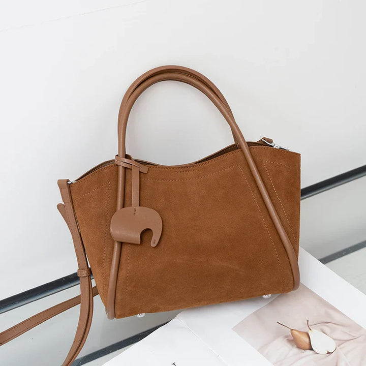 Détail bandoulière d'un sac cabas femme en daim synthétique taupe, convertible sac à main.